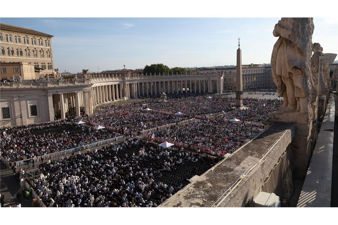 Der Petersplatz füllt sich mit Gläubigen in Erwartung der Eucharistiefeier unter dem Vorsitz des Heiligen Vaters Papst Leo XIV. Die Laien Pier Giorgio Frassati und Carlo Acutis werden Heilig gesprochen.