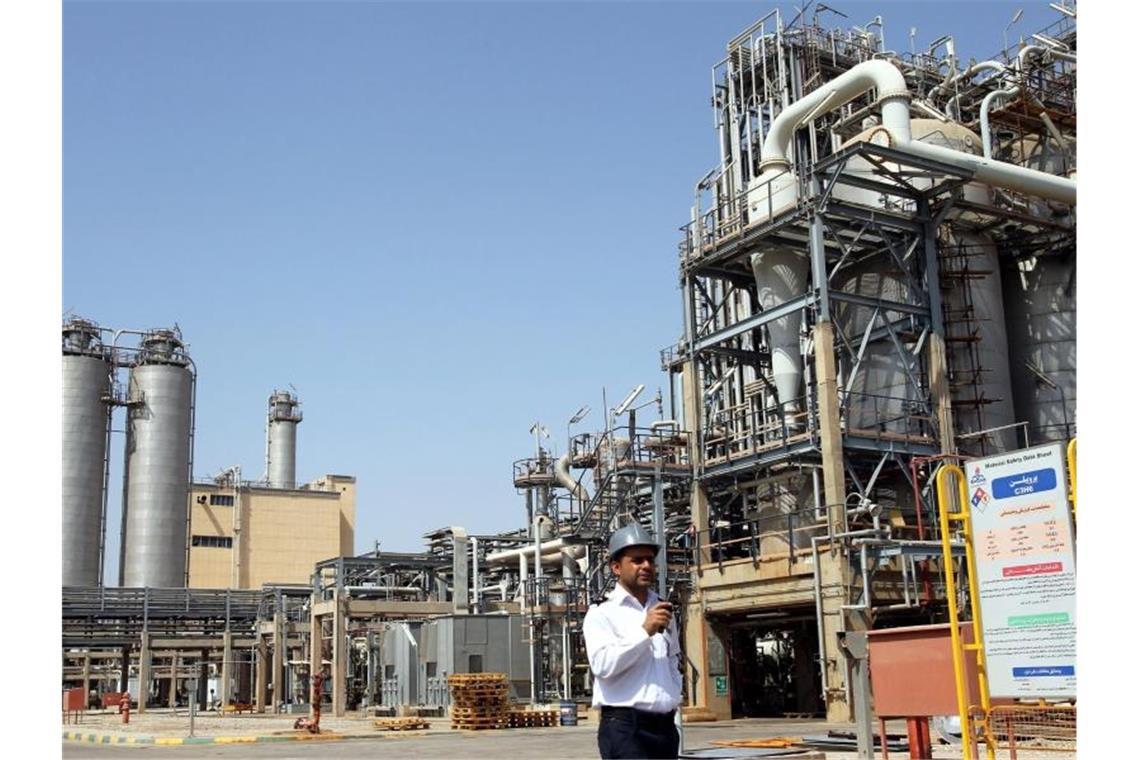 Der Iran macht Ernst: Neuer Verstoß gegen Atomabkommen Der petrochemische Komplex Mahshahr in der iranischen Provinz Khuzestan: Die Golfkrise schürt Sorgen um die Weltwirtschaft - vor allem beim Thema Öl. Foto: Abedin Taherkenareh/EPA File