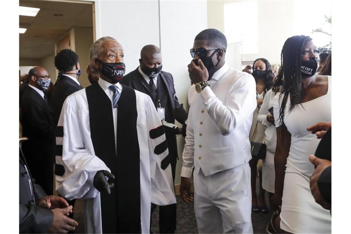 Der Pfarrer Al Sharpton (l) spricht mit Quincy Mason Floyd (M rechts), dem Sohn von George Floyd, vor der Beisetzung. Foto: Godofredo A. Vásquez/POOL Houston Chronicle/AP/dpa