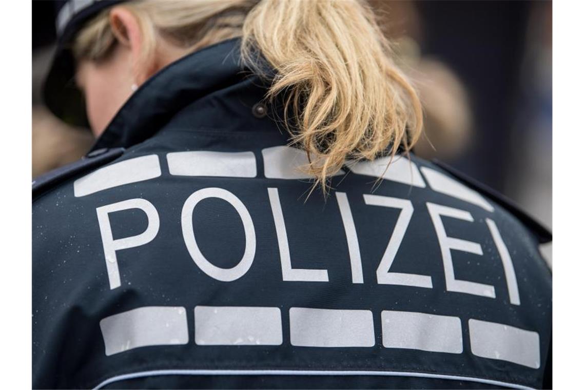 Lastwagen verliert Saftflaschen auf Autobahn Der Pferdeschwanz einer Polizisten fällt auf ihre Jacke. Foto: Sebastian Gollnow/dpa/Archiv
