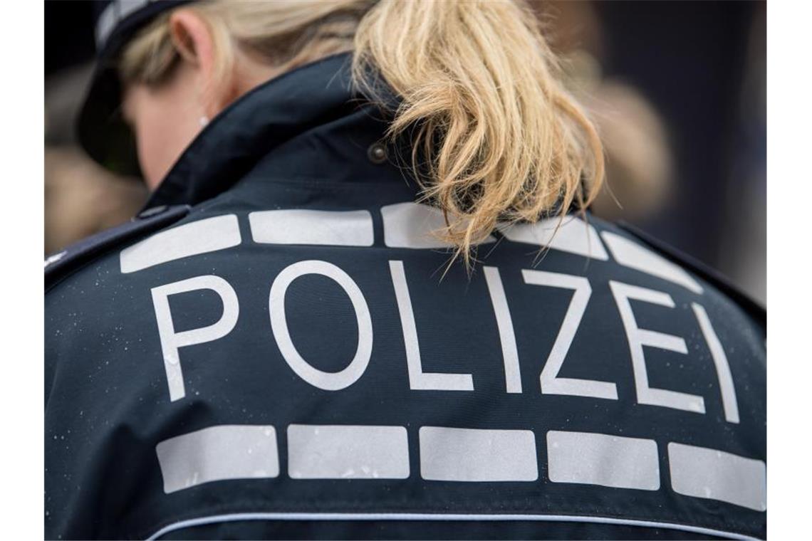 Polizei bei Schülern im Südwesten beliebtester Arbeitgeber Der Pferdeschwanz einer Polizisten fällt auf ihre Jacke. Foto: Sebastian Gollnow/dpa/Archiv