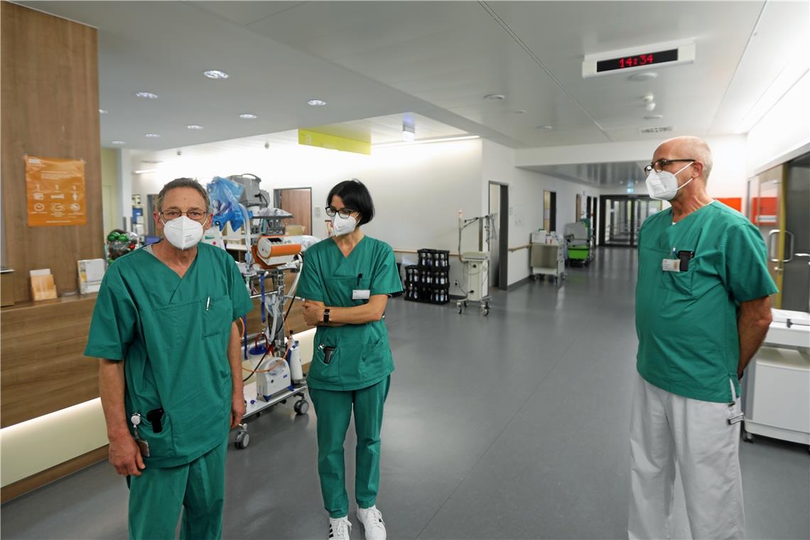 Der pflegerische Leiter Stefan Gräter (links), die ärztliche Leiterin Jutta Franz und Chefarzt Andreas Jeron gewähren Einblicke in die Arbeit auf der Intensivstation.
