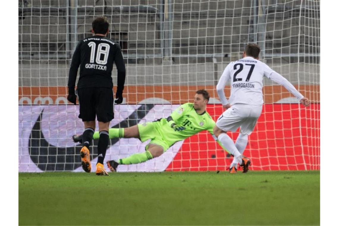 Bayerns Pfosten-Dusel sorgt für nächsten Neuer-Rekord Der Pfosten rettete Keeper Manuel Neuer (M) und dem FC Bayern drei Punkte in Augsburg. Foto: Sven Hoppe/dpa