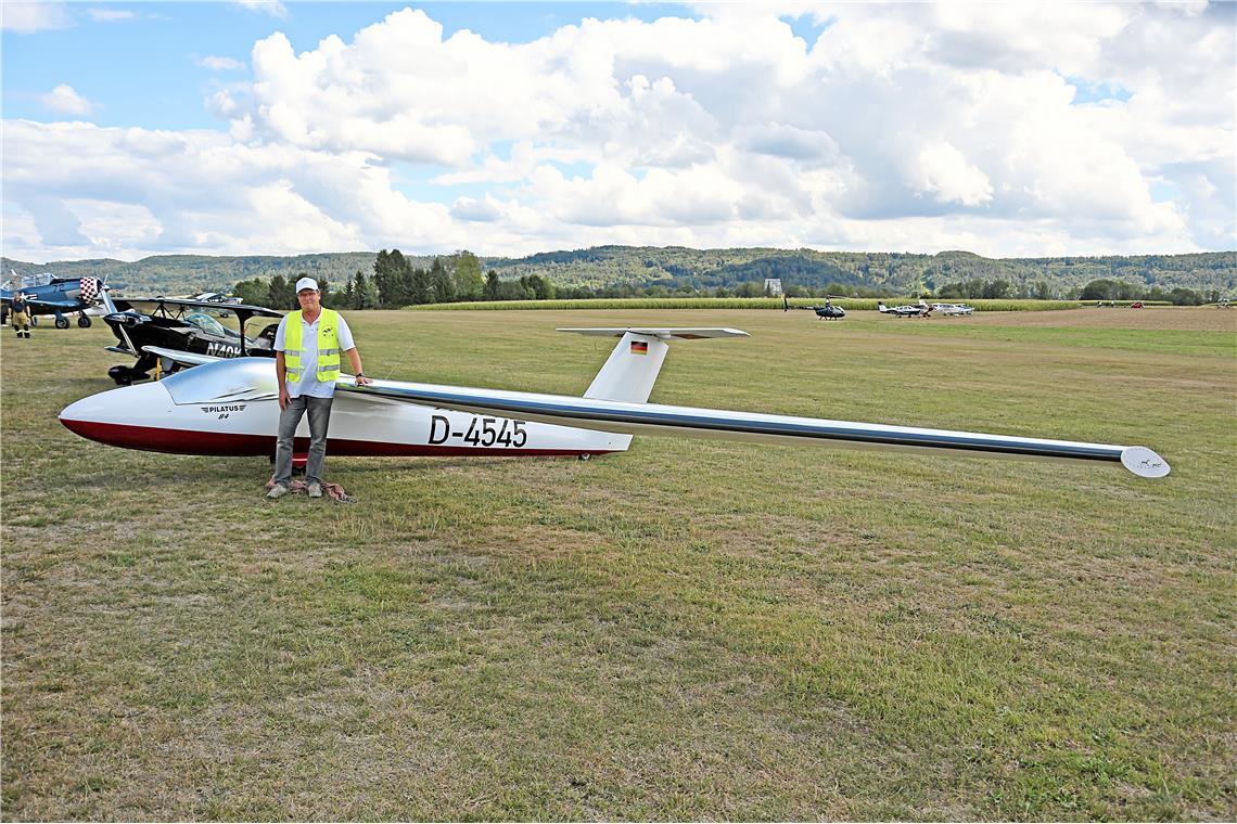 Der Pilot Alex Baumgartner vor seiner Pilatus. Flugshow mit Alex Baumgartner in ...