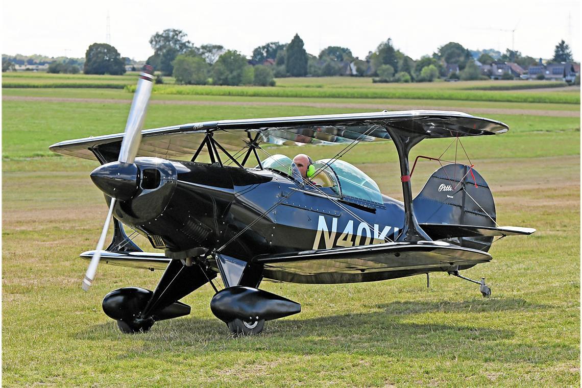 Der Pilot ist nach der Flugshow gelandet und bekommt Applaus. Flugplatzfest und ...