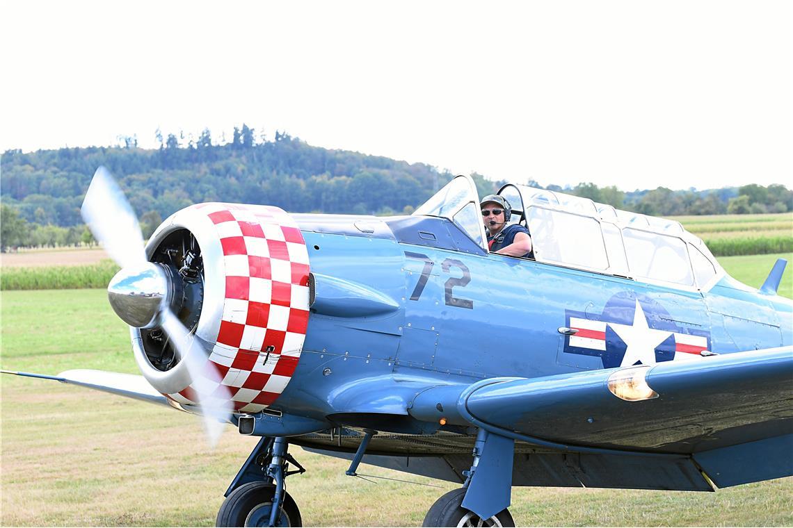 Der Pilot ist nach der Flugshow gelandet und bekommt Applaus. Flugplatzfest und ...