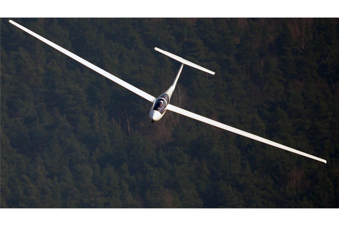 Segelflugzeug stürzt ab – Pilot stirbt Der Pilot war mit dem Segelflugzeug abgestürzt. (Symbolbild)