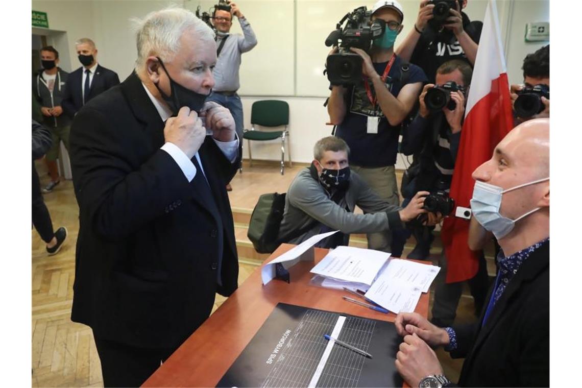 Wahlkrimi in Polen: Das Rennen zwischen Duda und Trzaskowski Der PiS-Vorsitzende Jaroslaw Kaczynski gibt in einem Wahllokal in Warschau seine Stimme ab. Foto: Tomasz Gzell/PAP/dpa