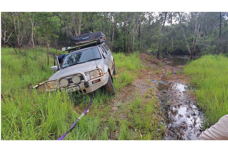 Der Pkw von zwei jungen Deutschen liegt festgefahren in der australischen Wildnis bei Bamaga, nachdem eine Google-Maps-Panne sie in eine extrem abgelegene Region geführt hatte.