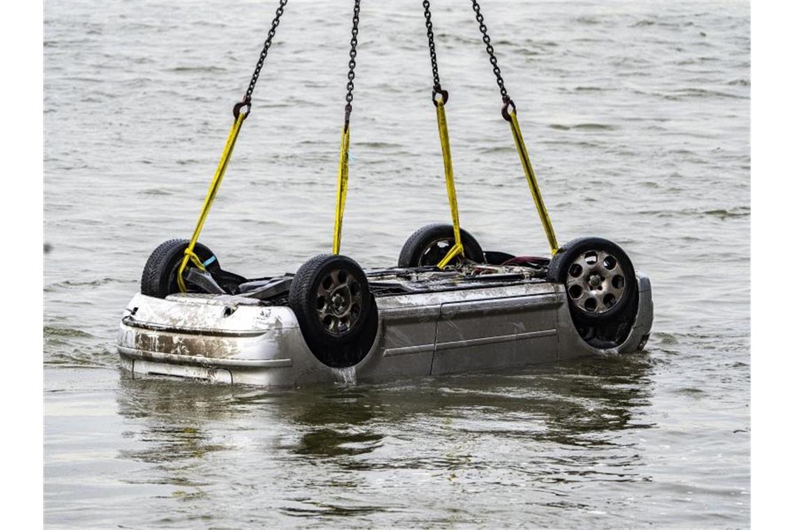 Strafverfahren nach Autounfall am Rhein Der Pkw wird in Wesel aus dem Wasser gezogen. Der Wagen mit fünf Insassen war in den Rhein gestürzt, zwei Menschen überlebten. Foto: Arnulf Stoffel/dpa