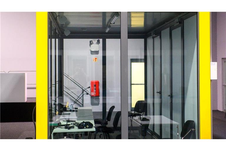 Der Platz des Angeklagten im Verhandlungssaal blieb leer.