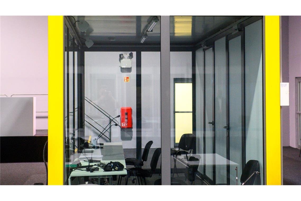 Der Platz des Angeklagten im Verhandlungssaal blieb leer.