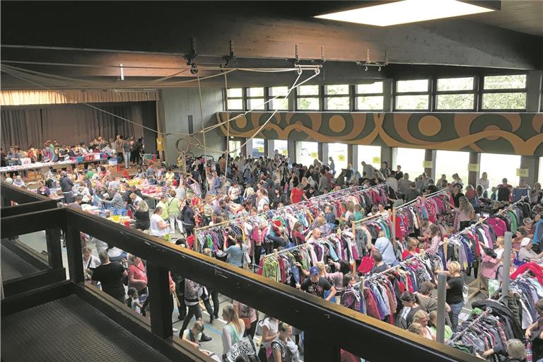 Der Platz in der Auenwaldhalle ist ausgereizt, sogar die Bühne wird genutzt: Bei den Basaren herrscht stets großer Andrang. Foto: privat
