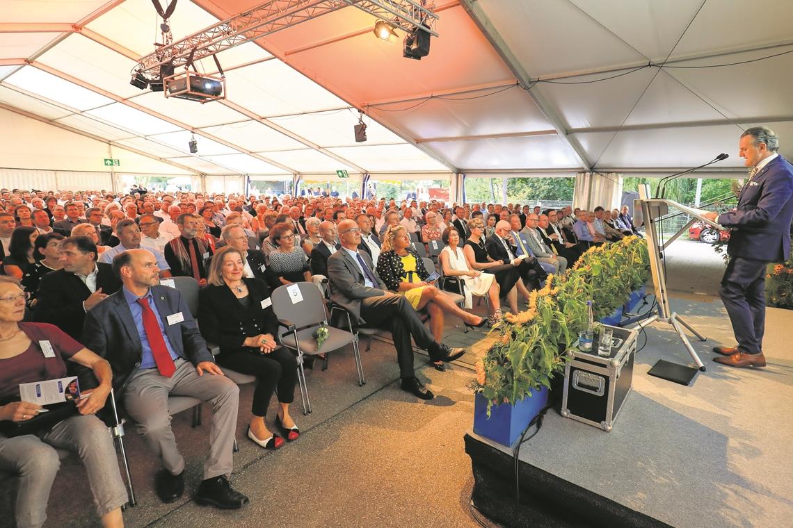 „Der unvergessene Harro Höfliger fehlt uns allen sehr“ Der Platz zwischen Harro Höfligers Witwe Katharina und seinem Sohn Markus in der ersten Reihe blieb leer. Foto: A. Becher
