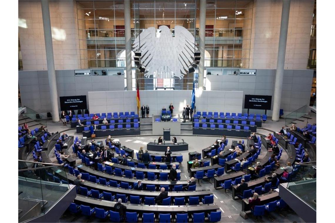 Abgeordnetendiäten sinken wegen Corona-Krise Der Plenarsaal des Deutschen Bundestages. Den Abgeordneten droht erstmals eine Senkung ihrer Diäten. Foto: Gregor Bauernfeind/dpa