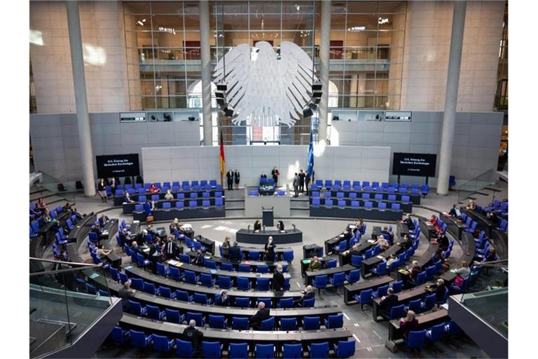 Der Plenarsaal des Deutschen Bundestages. Den Abgeordneten droht erstmals eine Senkung ihrer Diäten. Foto: Gregor Bauernfeind/dpa