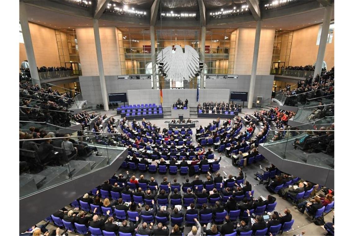 Der Plenarsaal des Deutschen Bundestages im Reichstagsgebäude in Berlin. Foto: Ralf Hirschberger/dpa/Archiv