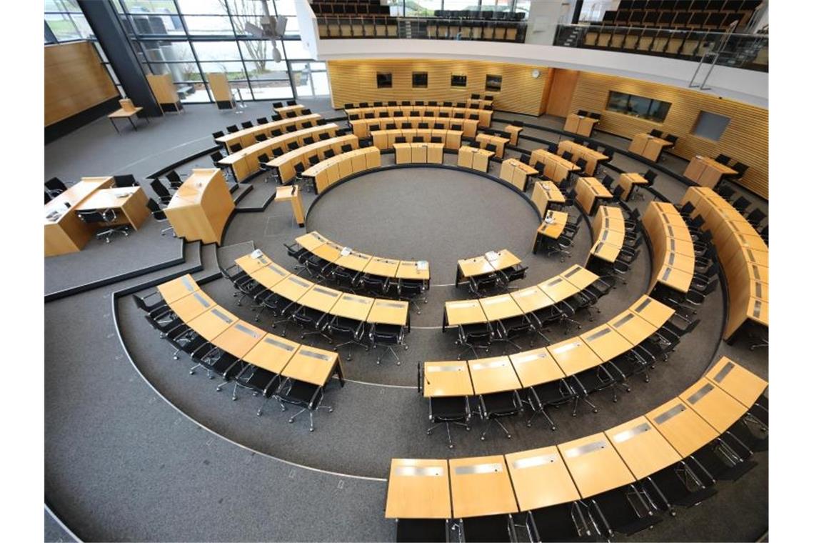 Der Plenarsaal des Thüringer Landtags. Wird neu gewählt oder kommt vorher eine neue Regierung zustande?. Foto: Bodo Schackow/dpa-Zentralbild/dpa