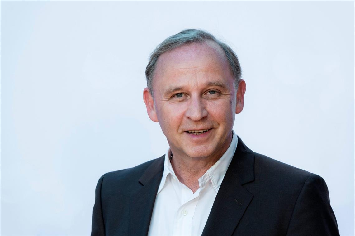Der plötzliche Tod des beliebten Schauspielers Alexander Held im Alter von 67 Jahren erschüttert Fans und Weggefährten. Ein Blick auf seine Karriere, sein Privatleben und die tragischen Umstände seines Todes.