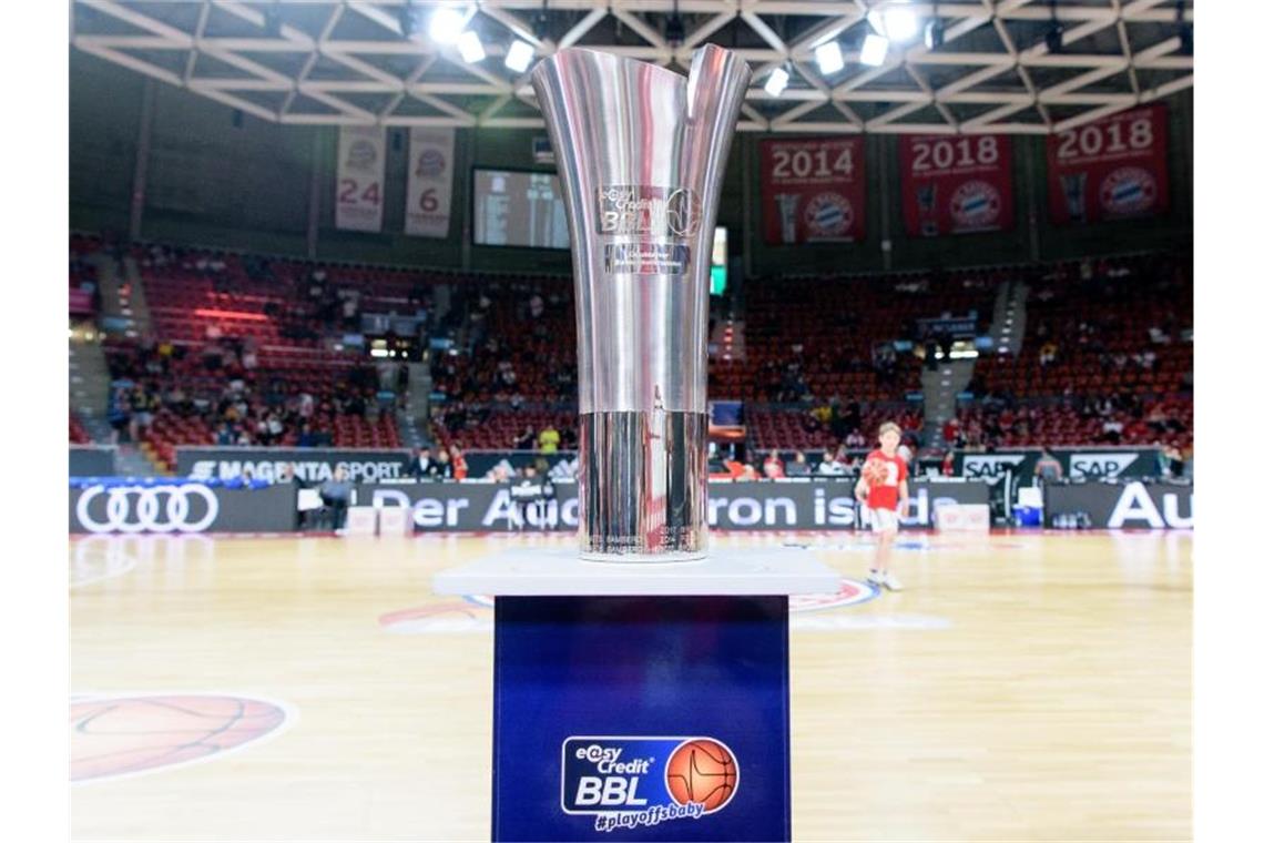Göttingen und Crailsheim eröffnen Final-10-Turnier Der Pokal der Basketball-Bundesliga. Foto: Matthias Balk/dpa/Archivbild