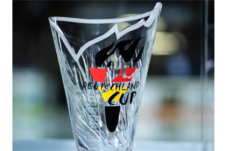 Der Pokal des Deutschland Cups steht vor dem Spielfeld. Foto: Marcel Kusch/dpa