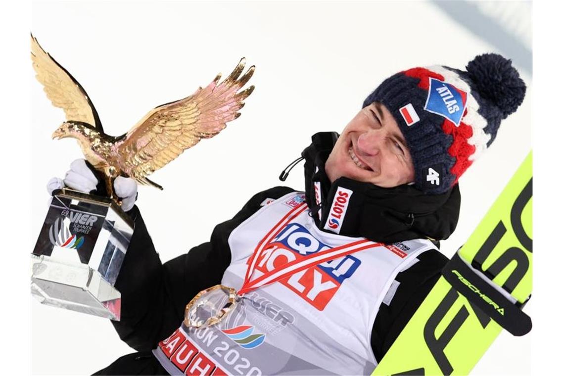 Die Vierschanzentournee von A bis Z Der Pole Kamil Stoch holte im vergangenen Jahr den Gesamtsieg. Foto: Daniel Karmann/dpa