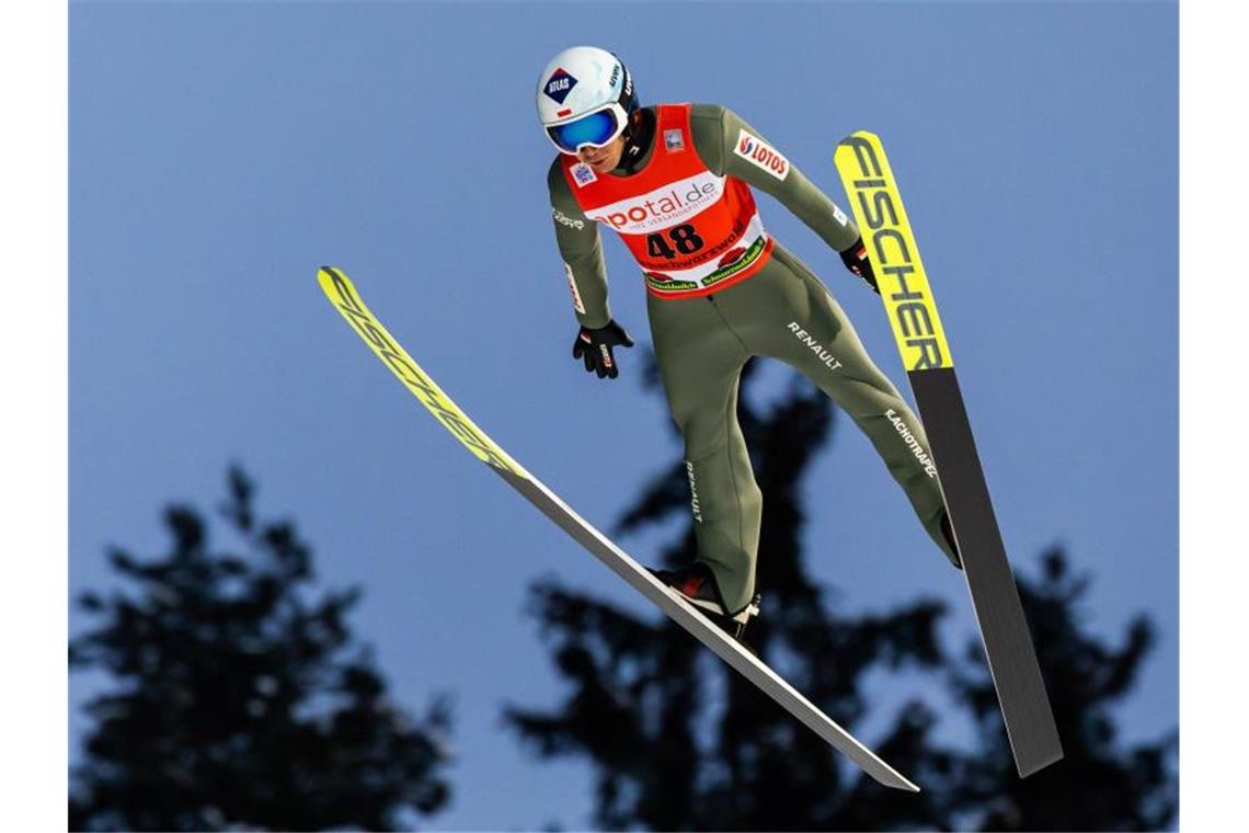 Der Pole Kamil Stoch springt auf der Hochfirstschanze. Foto: Philipp von Ditfurth/dpa