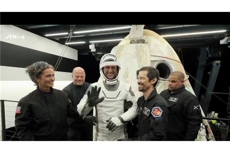 Der Pole Slawosz Uznanski-Wisniewski beim Verlassen der SpaceX-Kapsel auf einem Bergungsschiff.