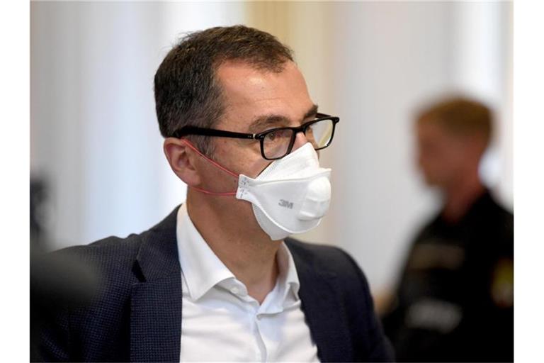 Der Politiker Cem Özdemir (Bündnis 90/Die Grünen) mit Mundschutz. Foto: Hendrik Schmidt/dpa-Zentralbild/Pool/dpa/Archivbild