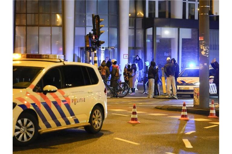 Der Polizei gelang es, den Geiselnehmer zu überwältigen. Foto: Peter Dejong/AP/dpa