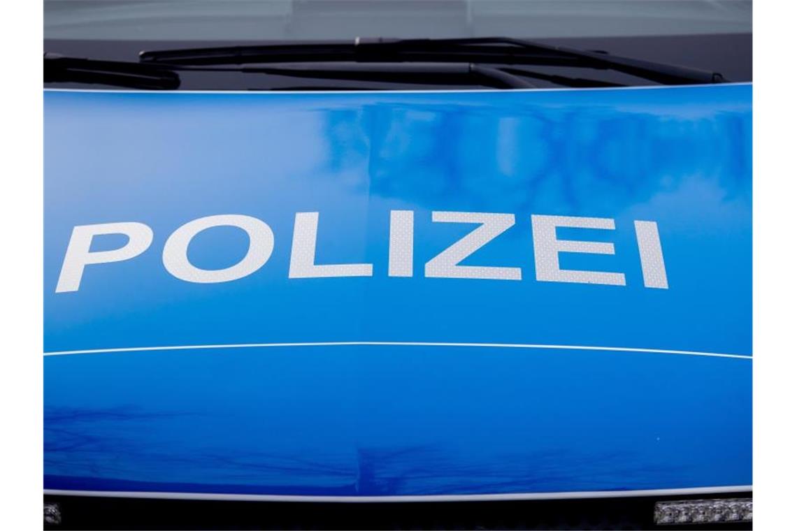 Der Polizei-Schriftzug steht auf einem Fahrzeug. Foto: Christoph Soeder/dpa