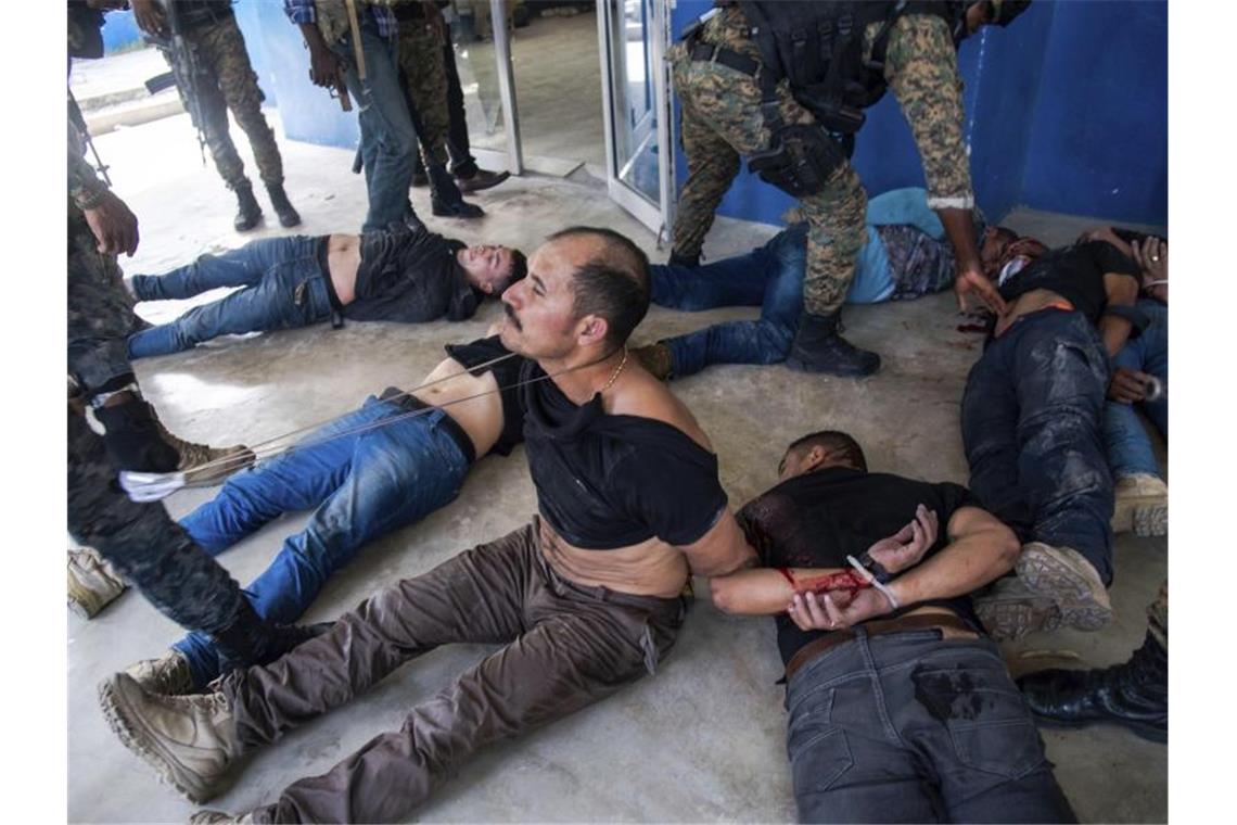 Nach Präsidenten-Mord: Haiti wählt neuen Staatschef Der Polizei zufolge bestand das Mordkommando aus insgesamt 28 schwer bewaffneten Männern. Foto: Jean Marc Hervé Abélard/AP/dpa