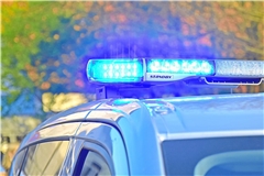 Der Polizei zufolge kam der Mann in einer Kurve von der Fahrbahn ab. Symbolfoto: Tobias Sellmaier