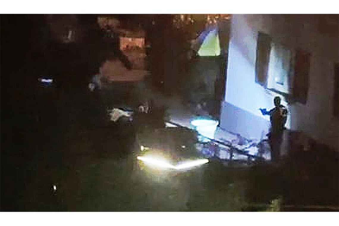 Tödlicher Polizeischuss wirft Fragen auf Der Polizeibeamte unmittelbar nach der Schussabgabe.