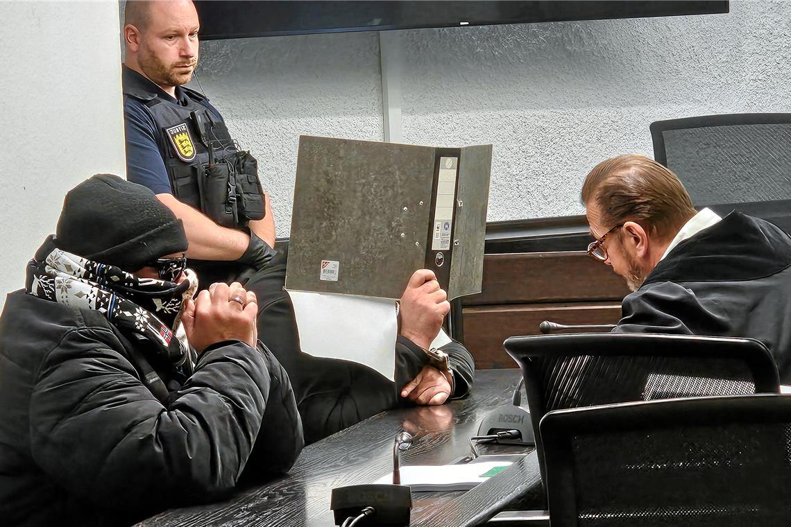 Der Polizeibeamte (vorne) und sein italienischer Freund (hinter dem Ordner) wollen nicht erkannt werden. Foto: Florian Muhl