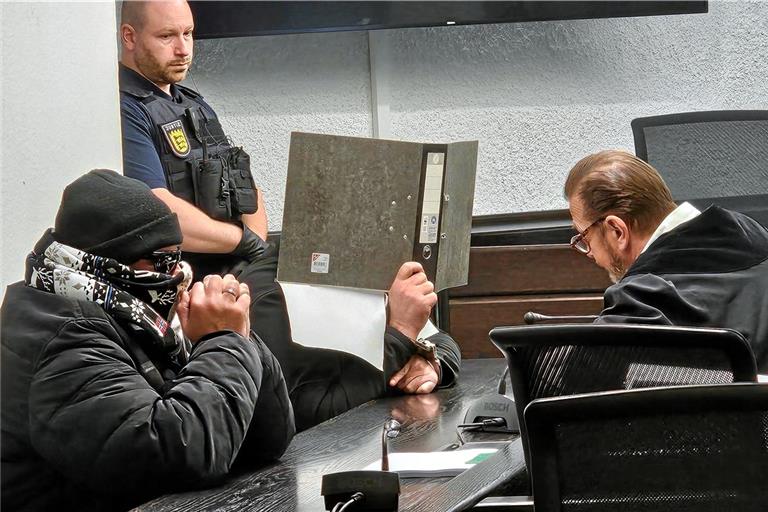 Der Polizeibeamte (vorne) und sein italienischer Freund (hinter dem Ordner) wollen nicht erkannt werden. Foto: Florian Muhl