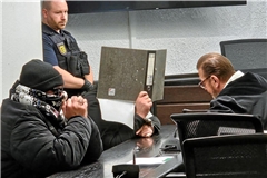 Der Polizeibeamte (vorne) und sein italienischer Freund (hinter dem Ordner) wollen nicht erkannt werden. Foto: Florian Muhl