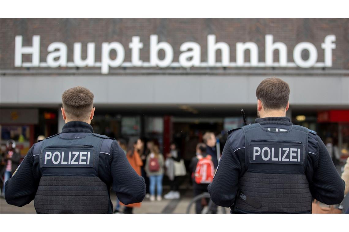 Polizeibeauftragter geht Klagen über Racial Profiling nach Der Polizeibeauftragte des Bundes, Uli Grötsch, hat sich mehrere Liegenschaften der Bundespolizei in Bahnhöfen angeschaut. (Archivbild)