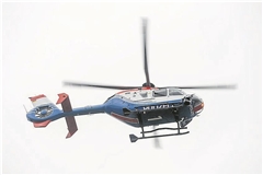 Der Polizeihubschrauber sucht nach einem flüchtigen Rollerfahrer. Symbolfoto: Benjamin Nolte/AdobeStock