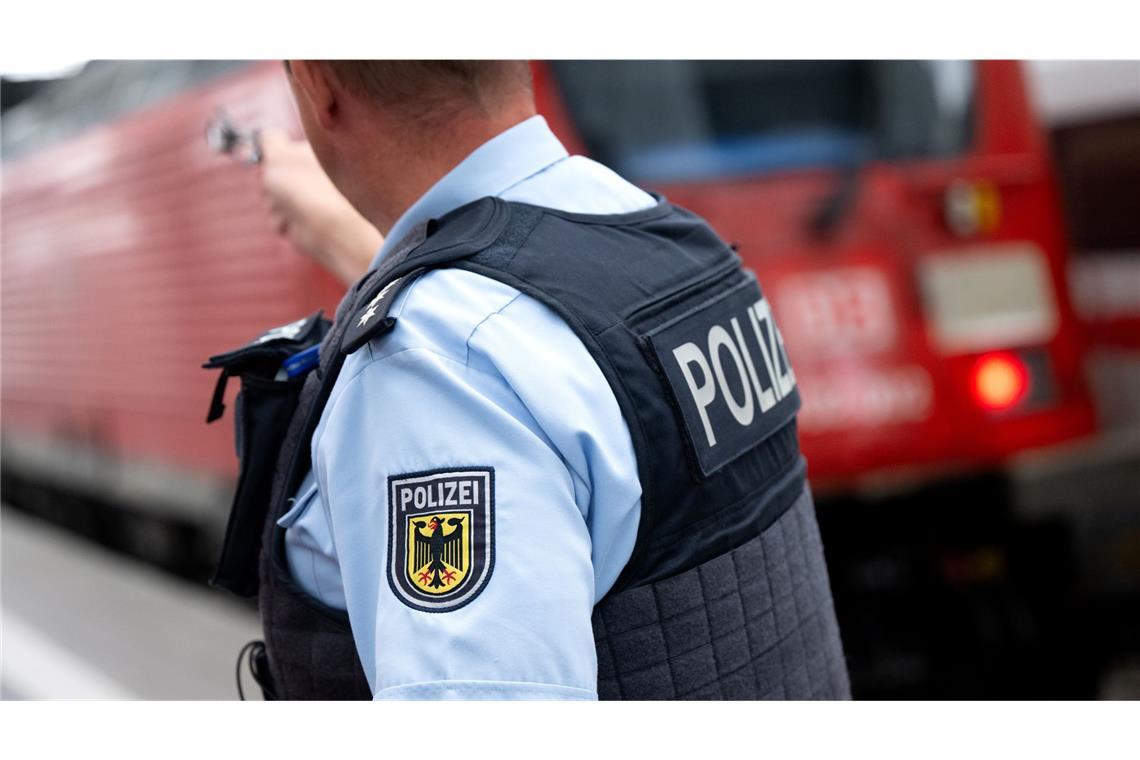 Fahrkartenkontrolle eskaliert – Polizist in Zivil muss eingreifen Der Polizist übergab den Verdächtigen am Ulmer Hauptbahnhof an Beamte der Bundespolizei. (Symbolbild)
