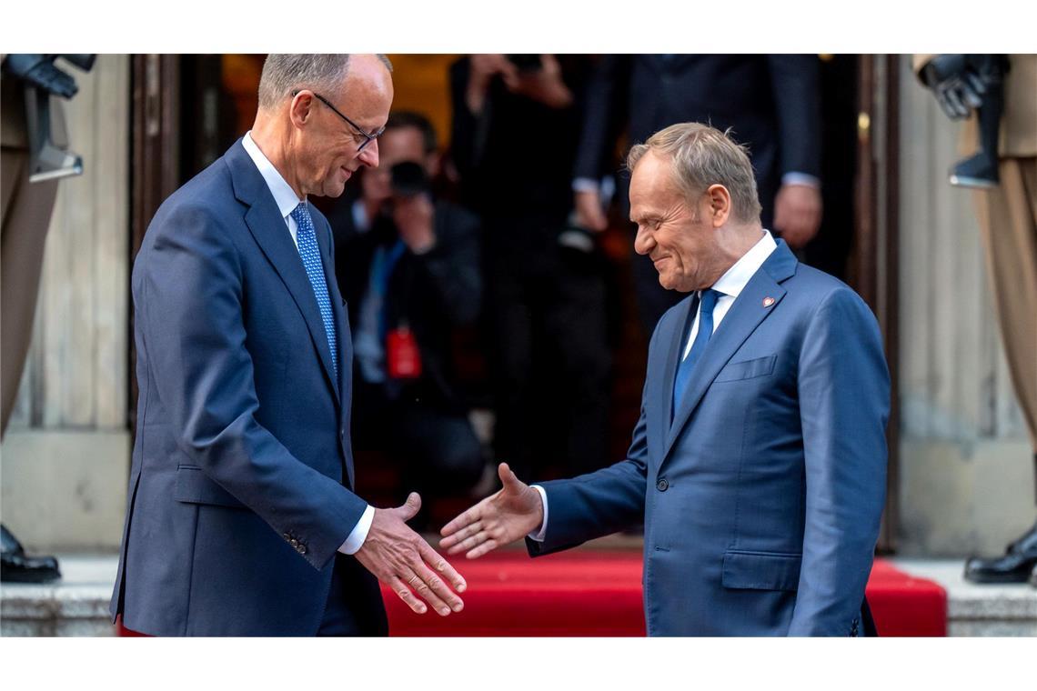 Bilder des Tages Der polnische Ministerpräsident Donald Tusk (r) empfängt Bundeskanzler Friedrich Merz (CDU) in Warschau.