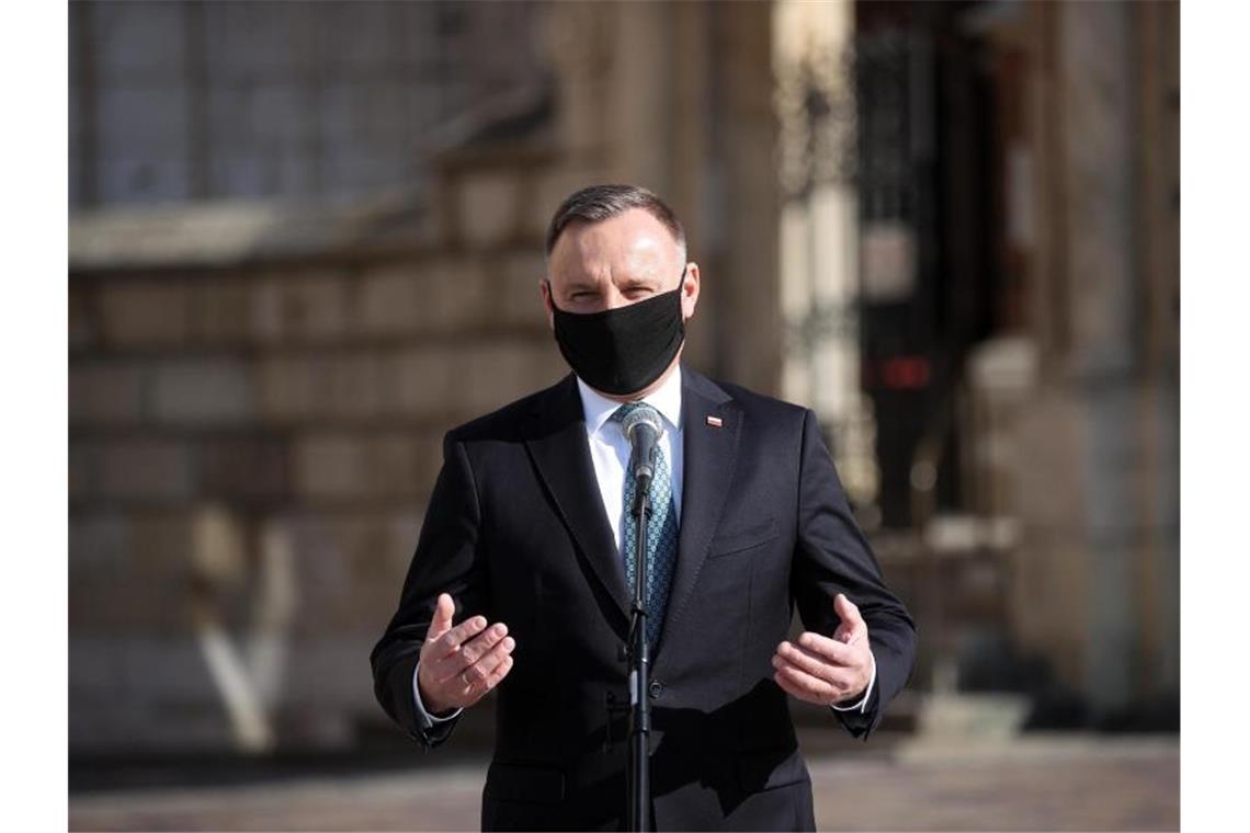 Polens Führung gedenkt der Opfer des Smolensk-Absturzes Der polnische Präsident Andrzej Duda gedachte der Opfer mit einem Besuch der Wawel-Kathedrale. Foto: Lukasz Gagulski/PAP/dpa