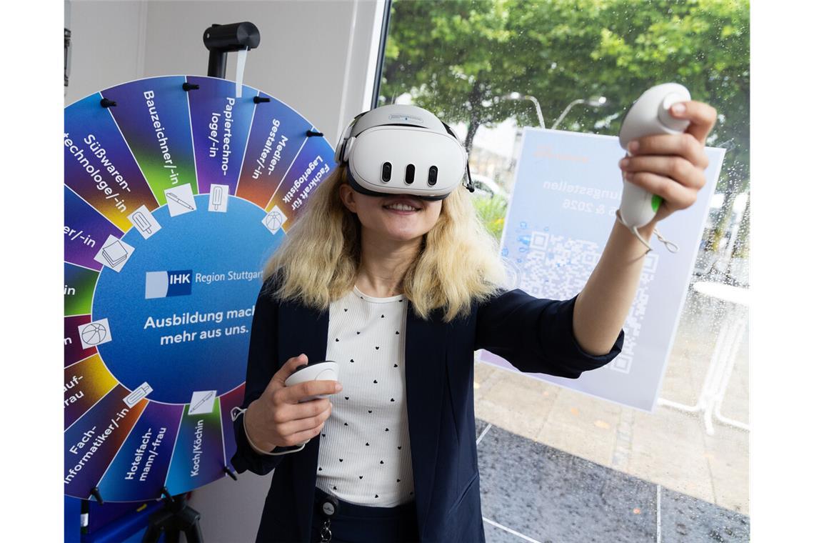 Der Pop-up-Store der IHK  mit VR-Brille und Glücksrad