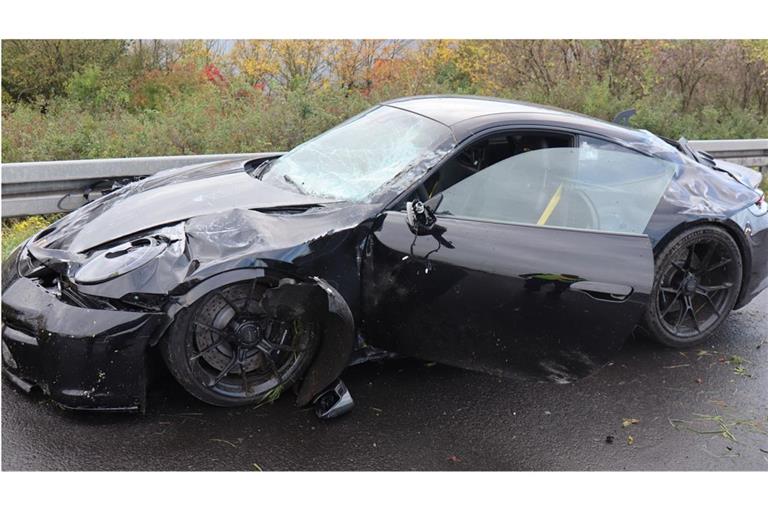 Der Porsche musst abgeschleppt werden.