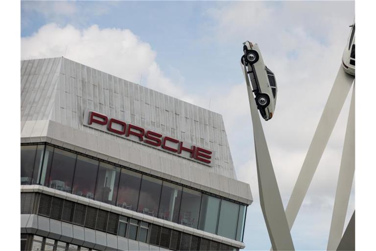 Der Porsche Schriftzug ist an der Fassade eines Gebäudes des Automobilherstellers zu sehen. Foto: Christoph Schmidt/Archiv