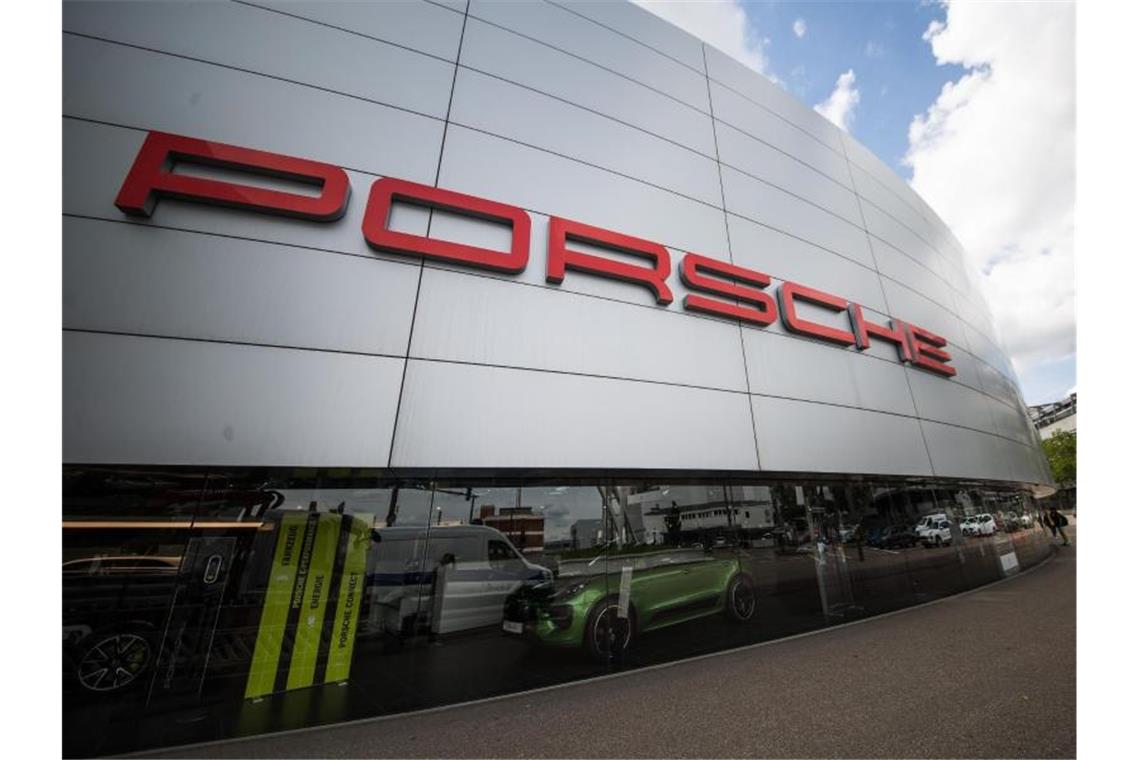 Der Porsche Schriftzug ist an der Fassade eines Gebäudes des Automobilherstellers zu sehen. Foto: Christoph Schmidt/dpa/Symbolbild/Archivbild