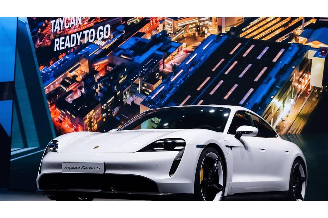 Der Porsche Taycan ist 2019 hoffnungsvoll gestartet. Nach langem Höhenflug ging es ab 2024 stark bergab. Nun steht die Zukunft des Modells auf der Kippe.