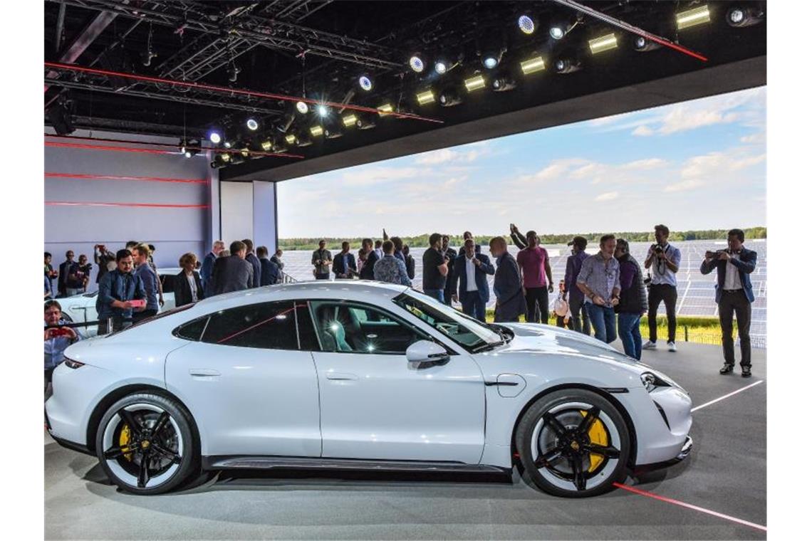 Der Porsche Taycan wird auf der Weltpremiere des Automobilkonzerns präsentiert. Foto: Patrick Pleul/Archivbild
