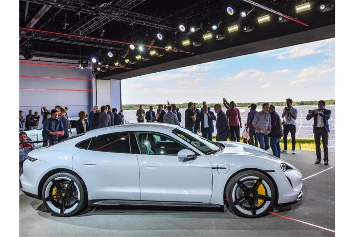 Porsche startet Produktion des Taycan Der Porsche Taycan wird auf der Weltpremiere des Automobilkonzerns präsentiert. Foto: Patrick Pleul/Archivbild