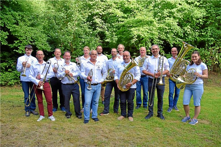 Der Posaunenchor (von links:) Lukas Lenz, Matthias Lehnert, Hans-Martin Hofmann, Thomas Pietsch, Susanne Große, Gotthilf Kober, Harald Brühmann, Friedhelm Günter, Michael Hofmann, Eugen Kober, Michael Schneider, Eckhard Gromer, Michael Binder und Laisa Lenz. Auf dem Foto fehlen: Hannah Lehnert, Julius Binder und Linus Lenz. Foto: Tobias Sellmaier